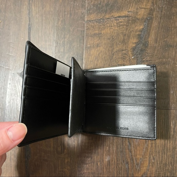 Michael Kors Harrison Bi-fold Wallet with passcase - Picture 2 of 3